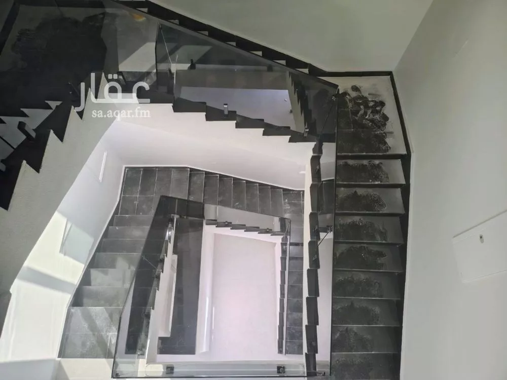 فيلا 8 غرف في الامواج 4