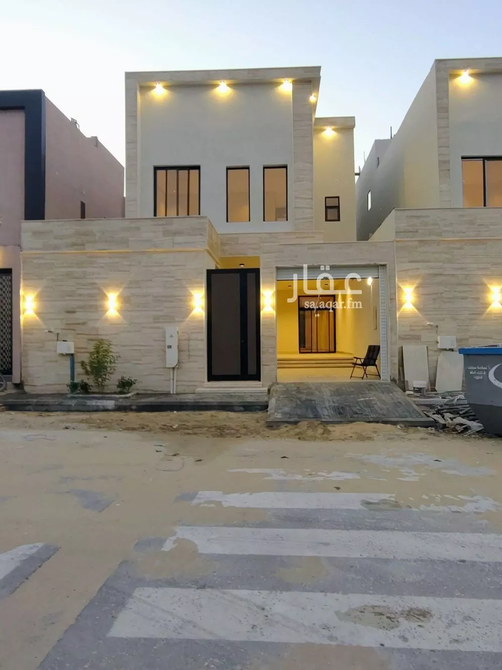 فيلا 8 غرف في الامواج 5