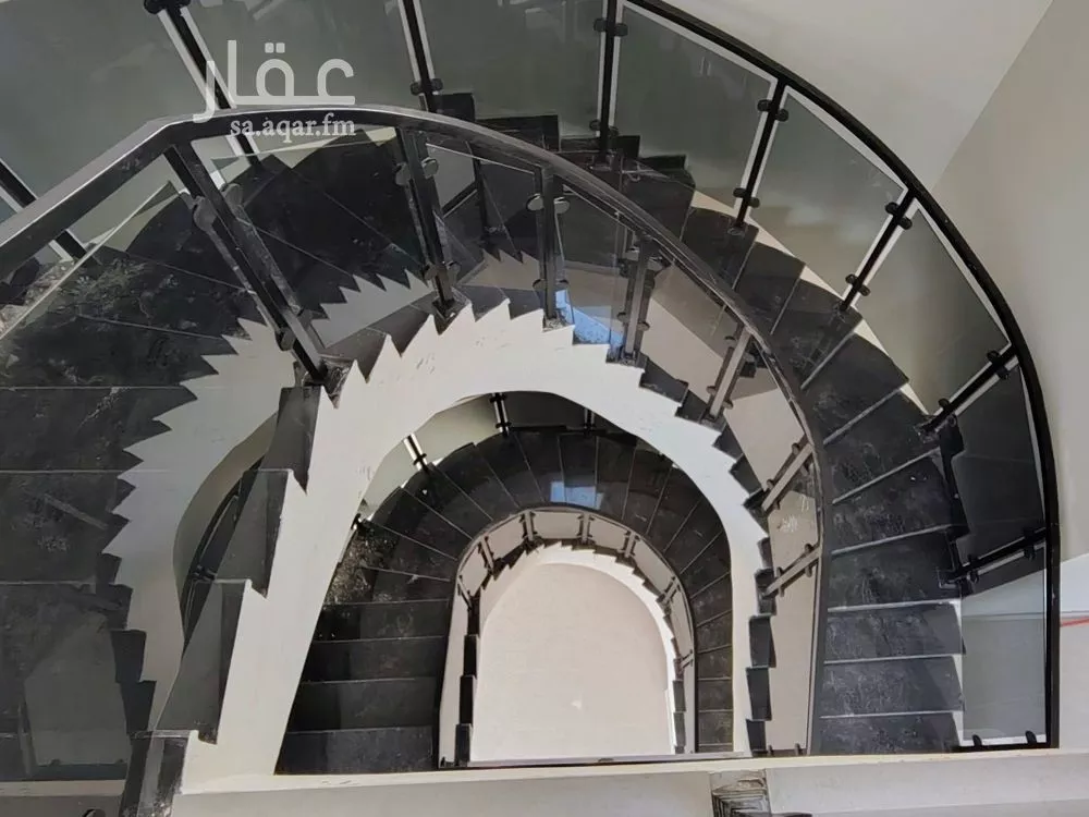 فيلا 8 غرف في العقيق 5