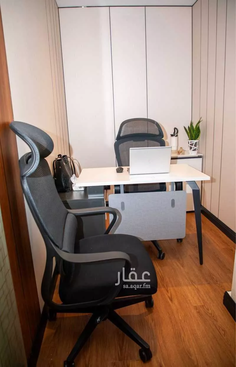مكتب 250 م² في المربع 4