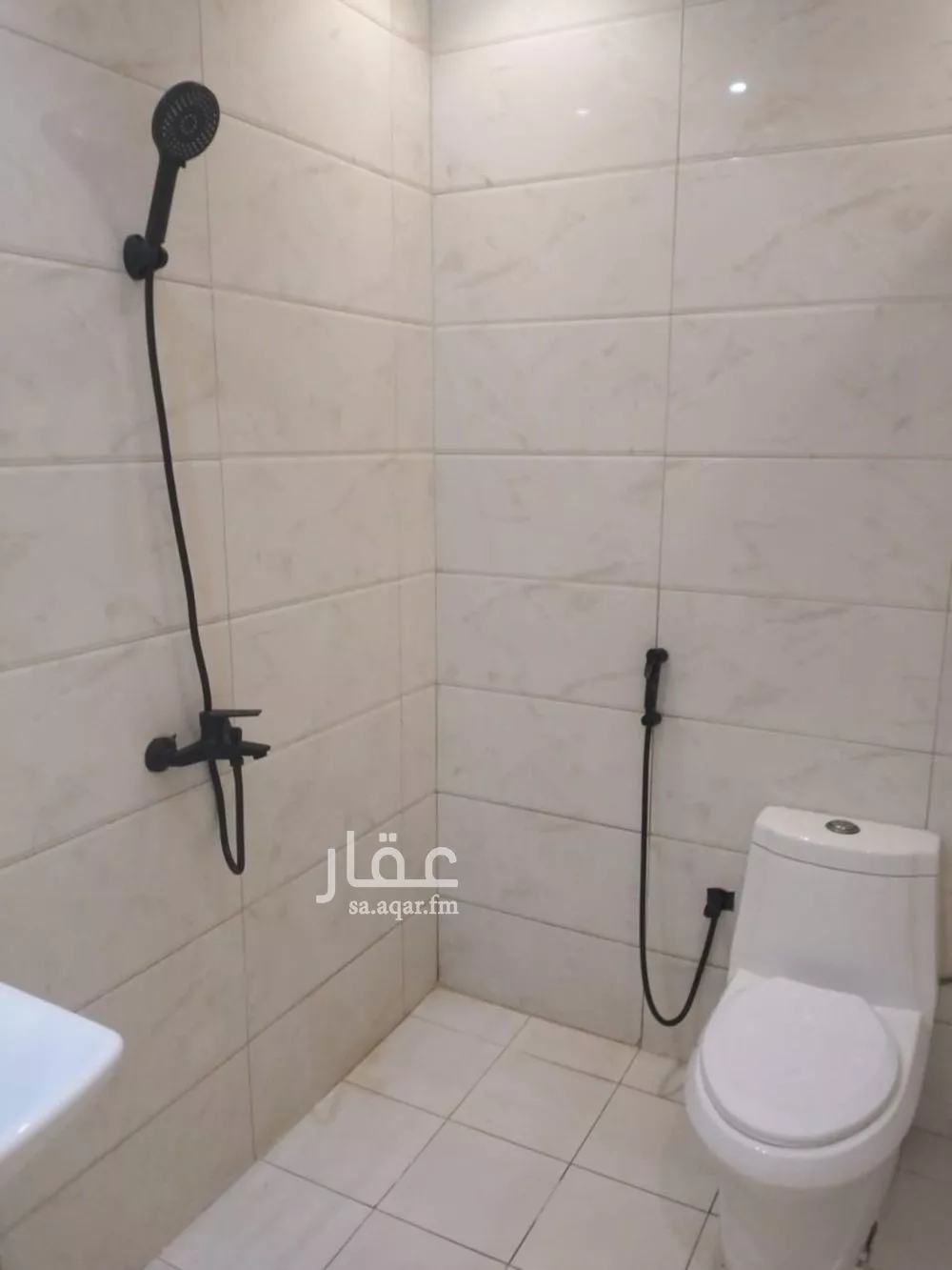 شقة 1 غرف في العقيق 5