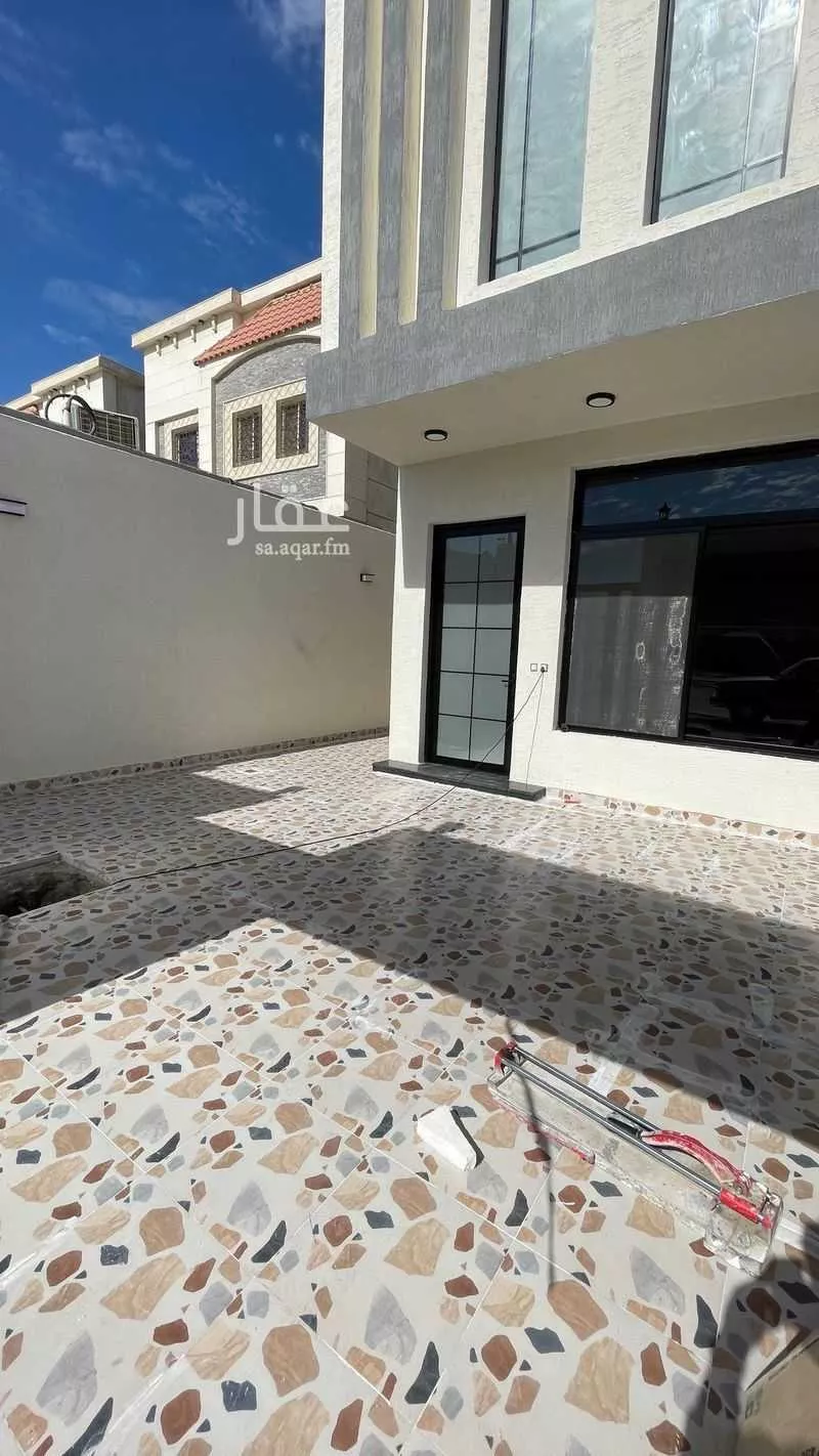 فيلا 5 غرف في الامواج 3