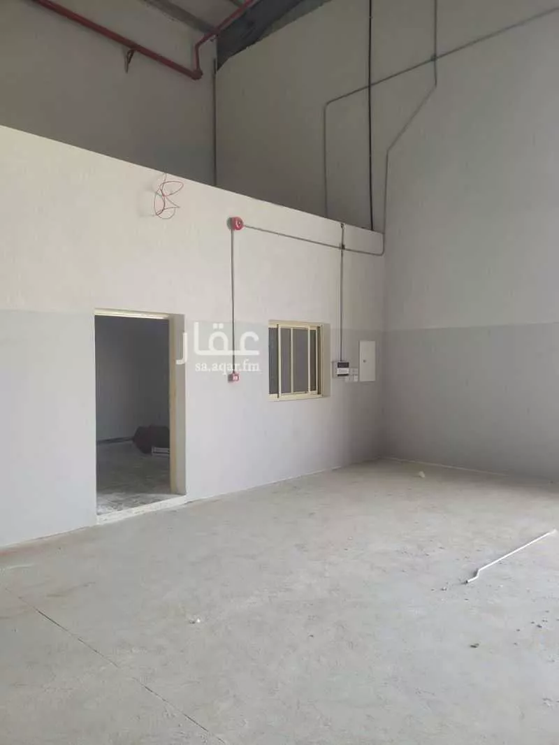 مستودع 900 م² في النظيم 4