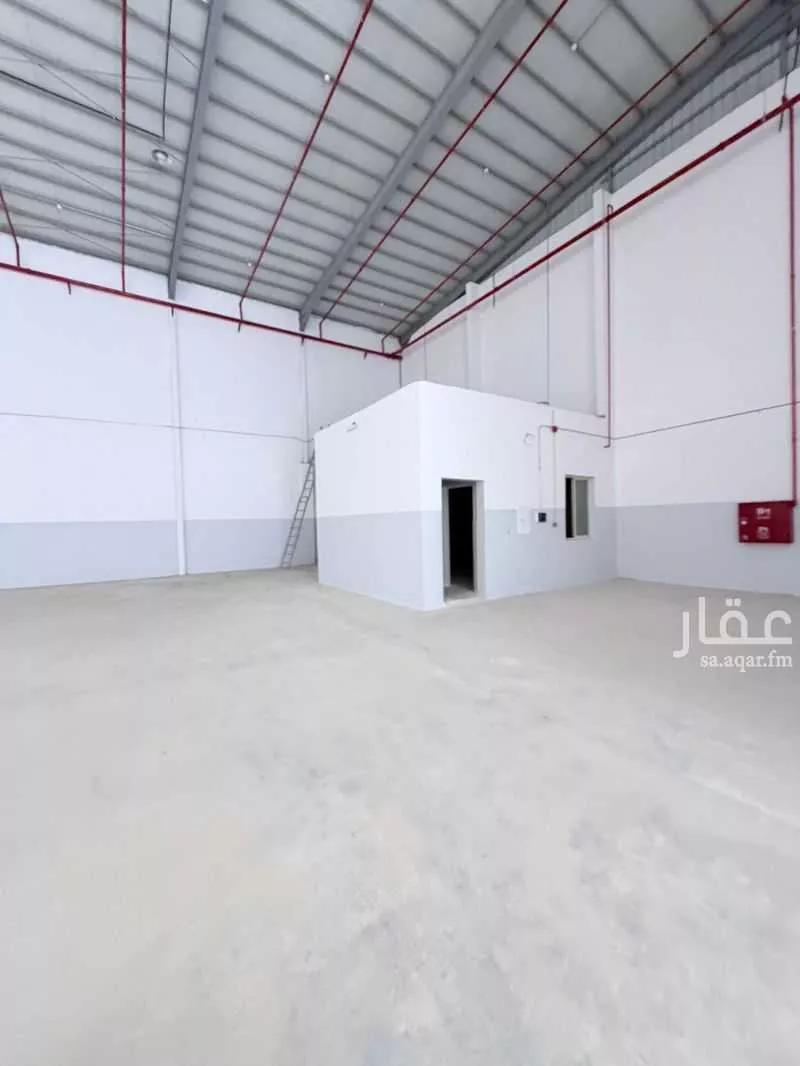 مستودع 1050 م² في النظيم 4