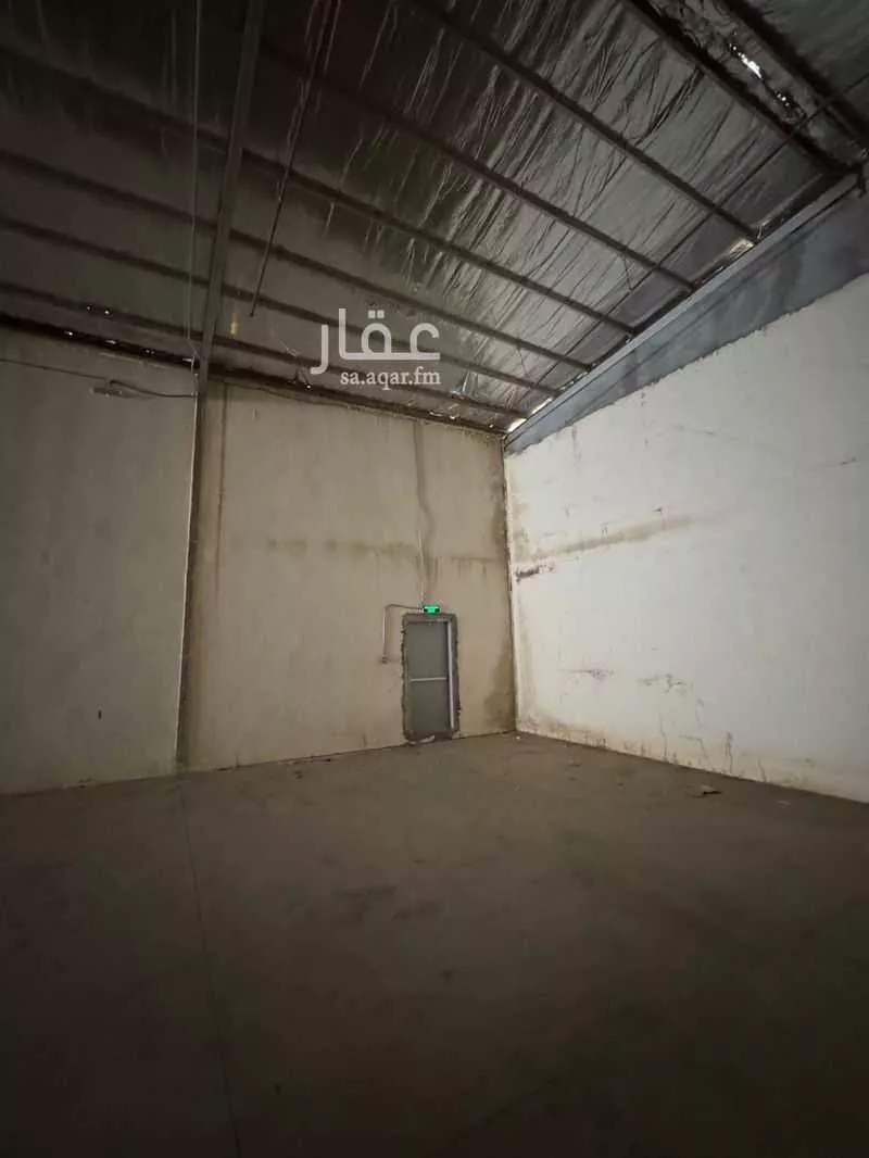 مستودع 1856 م² في الغنامية 4