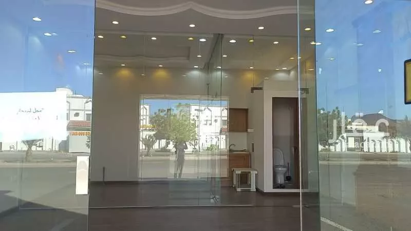 محل للإيجار في شارع علي ابن مسعد الباهلي, حي الدفاع, مدينة المدينة المنورة, منطقة المدينة المنورة 1 صورة