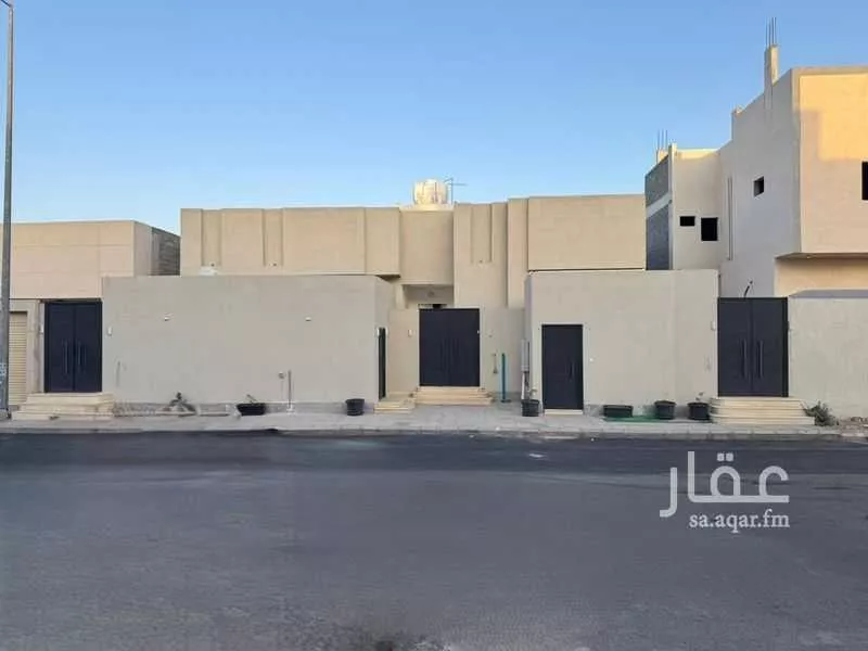 دور للبيع في شارع احمد بن المهندس, حي الاناهي, مدينة المدينه المنوره, منطقة المدينة المنورة 1 صورة