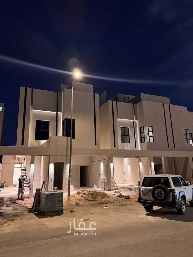 دور للبيع في شارع علي السكري, خشم العان, الرياض 1 صورة