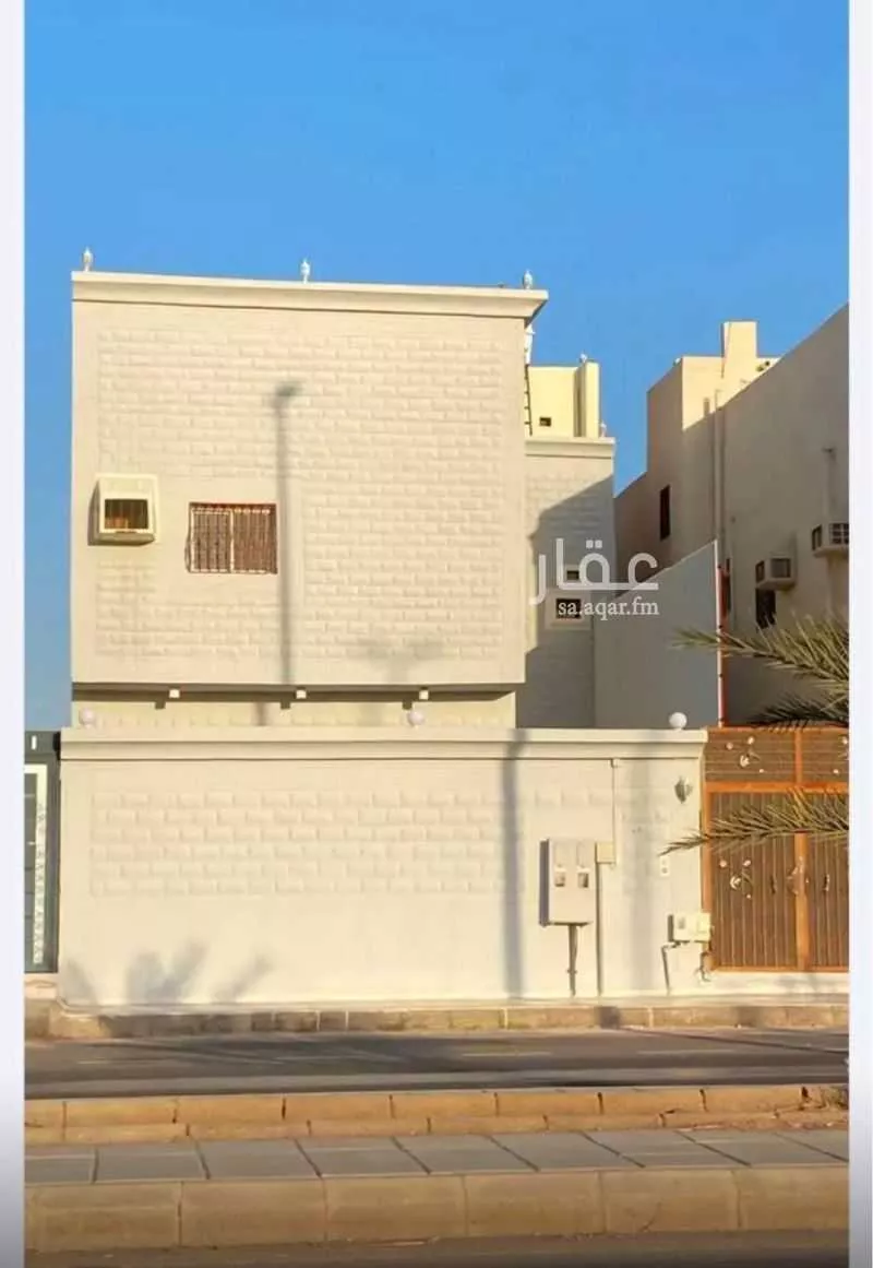 فيلا للبيع في شارع احمد بن الحجاج, حي الدفاع, مدينة المدينة المنورة, منطقة المدينة المنورة 1 صورة