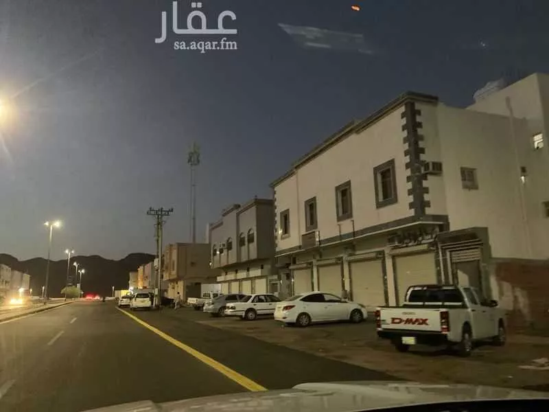 عمارة للبيع في شارع صيفي بن نافع, حي العزيزية, مدينة المدينه المنوره, منطقة المدينة المنورة 1 صورة