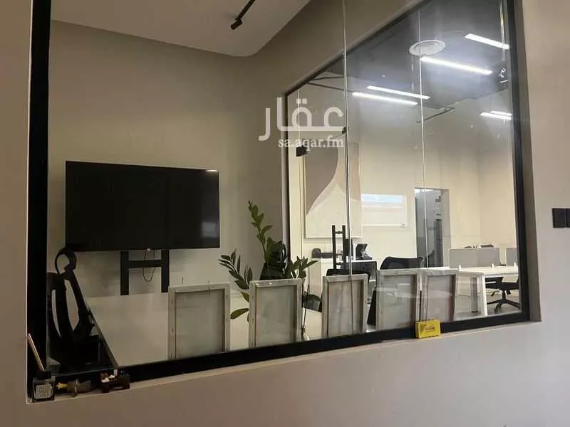 مكتب تجاري للإيجار في شارع طريق الامير محمد بن سعد بن عبد العزيز, حي الملقا, مدينة الرياض, منطقة الرياض 1 صورة
