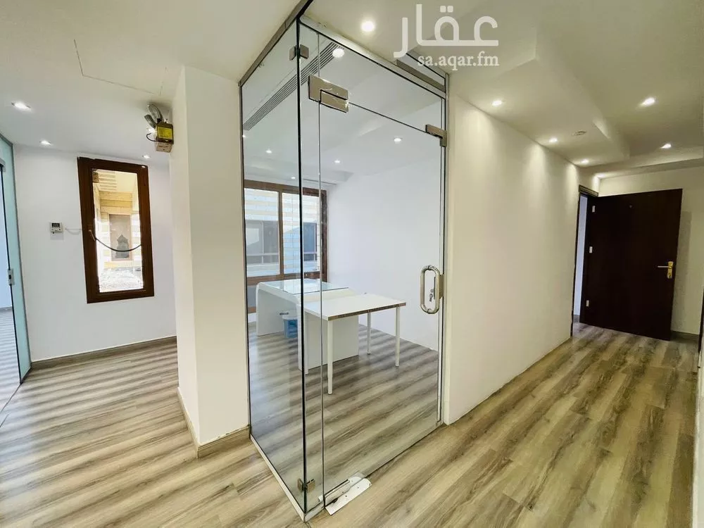 مكتب تجاري للإيجار في شارع الملك عبدالعزيز, حي الشاطئ, مدينة جدة, منطقة مكة المكرمة 1 صورة