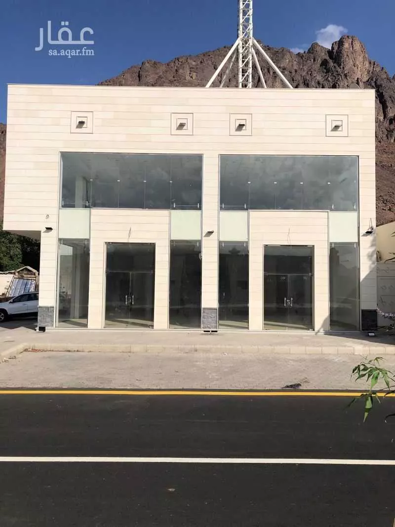 محل للإيجار في شارع طريق عثمان بن عفان, حي الشهداء, مدينة المدينه المنوره, منطقة المدينة المنورة 1 صورة