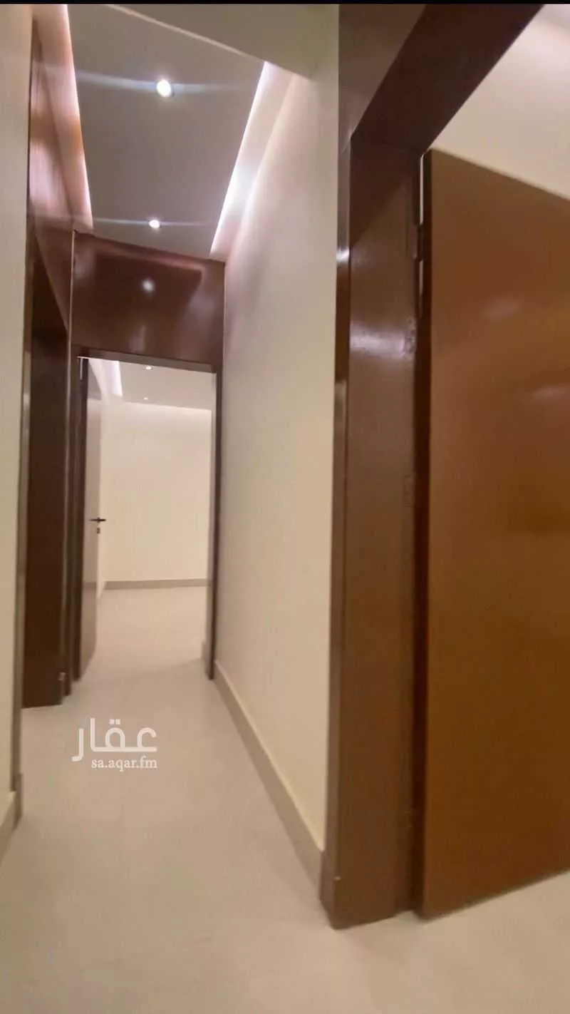 فيلا للبيع في شارع أحمد بن محمد البغدادي, حي عكاظ, مدينة الرياض, منطقة الرياض 1 صورة