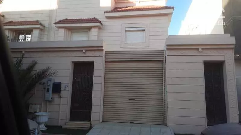 فيلا للبيع في شارع ابن درباس, حي وادي مذينب, مدينة المدينة المنورة, منطقة المدينة المنورة 1 صورة