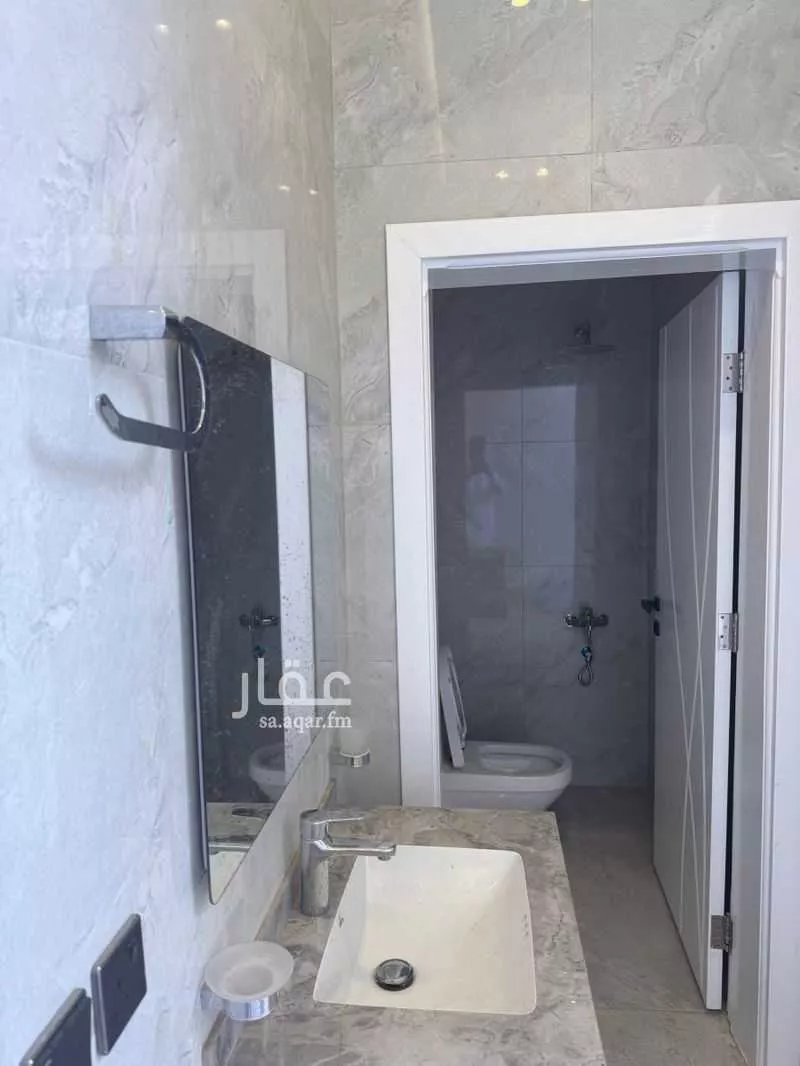 فيلا للبيع في شارع عمرو ابن عبيدالله الحضرمي, حي الدفاع, مدينة المدينه المنوره, منطقة المدينة المنورة 1 صورة