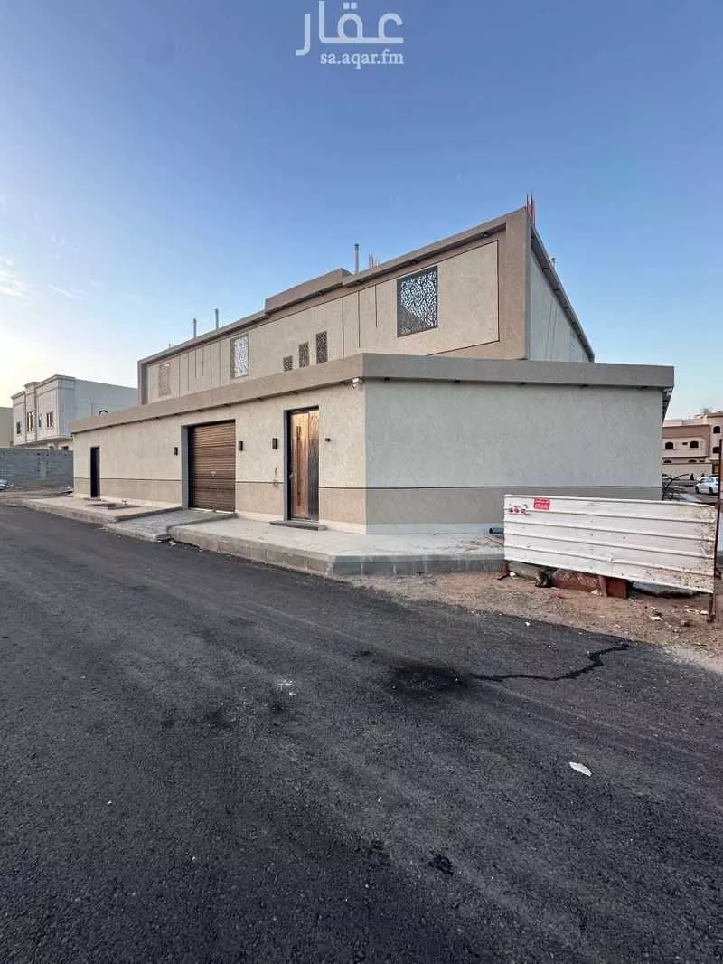 دور للبيع في شارع عبدالله ابن العباس الطيالسي, حي الدفاع, مدينة المدينة المنورة, منطقة المدينة المنورة 1 صورة