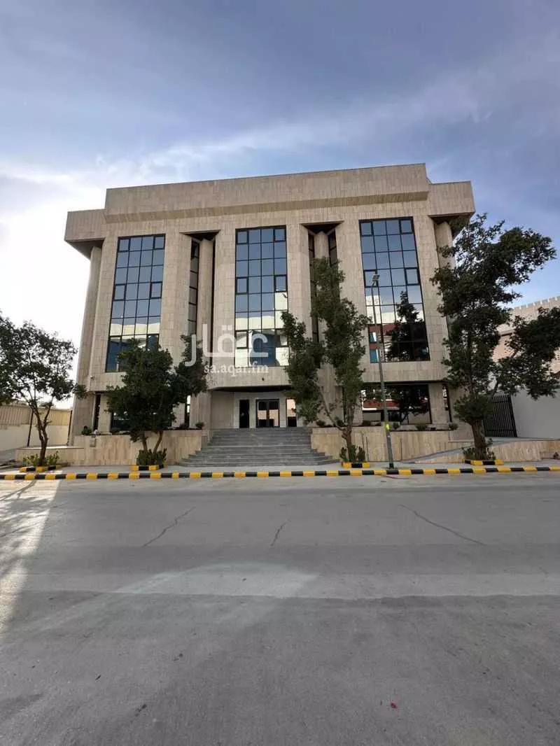 مكتب تجاري للإيجار في شارع نصر بن سيار, حي الوزارات, مدينة الرياض, منطقة الرياض 1 صورة
