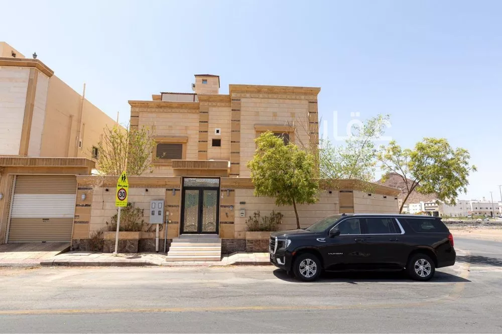 فيلا للبيع في شارع بجاد ابن السائب, حي العاقول, مدينة المدينه المنوره, منطقة المدينة المنورة 1 صورة