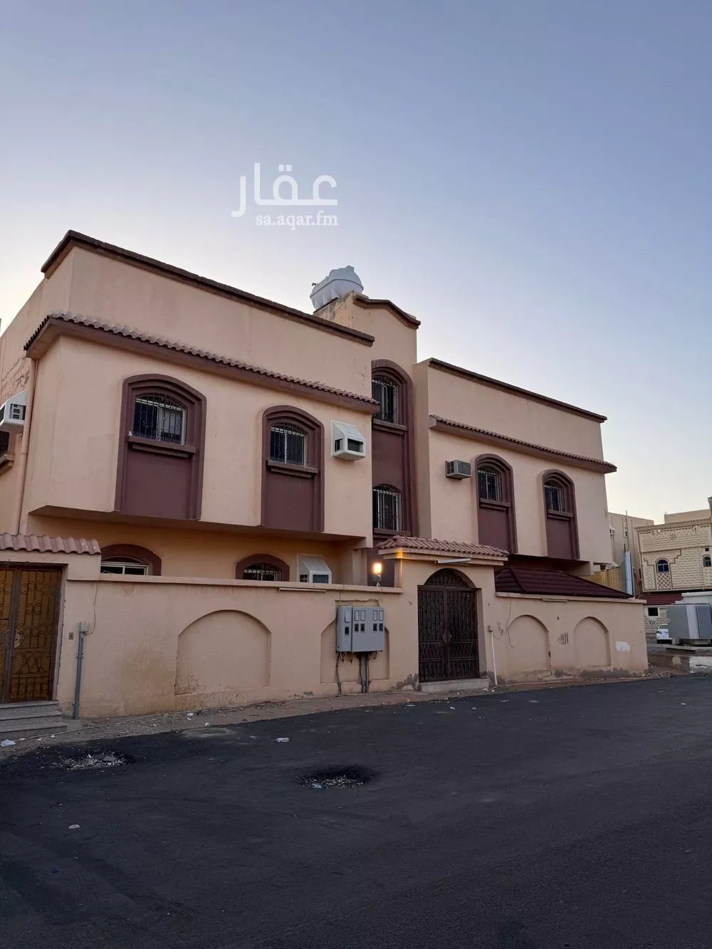 فيلا للبيع في شارع عبدالخالق ابن منصور, حي المطار, مدينة المدينه المنوره, منطقة المدينة المنورة 1 صورة