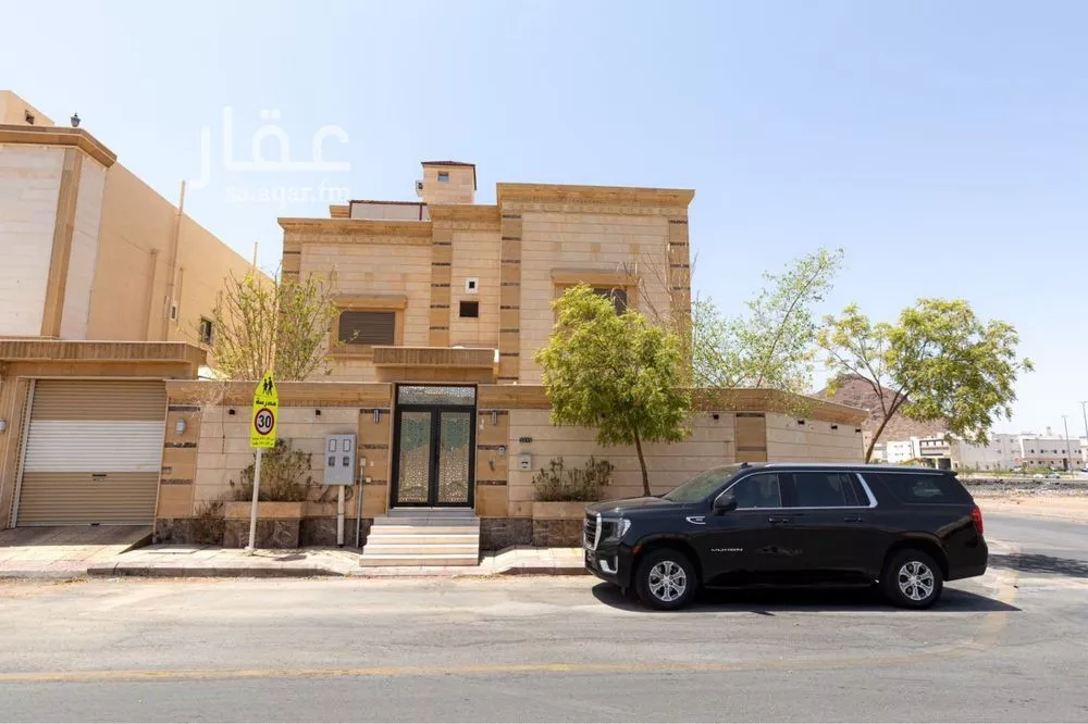 فيلا للبيع في شارع بجاد ابن السائب, حي العاقول, مدينة المدينه المنوره, منطقة المدينة المنورة 1 صورة