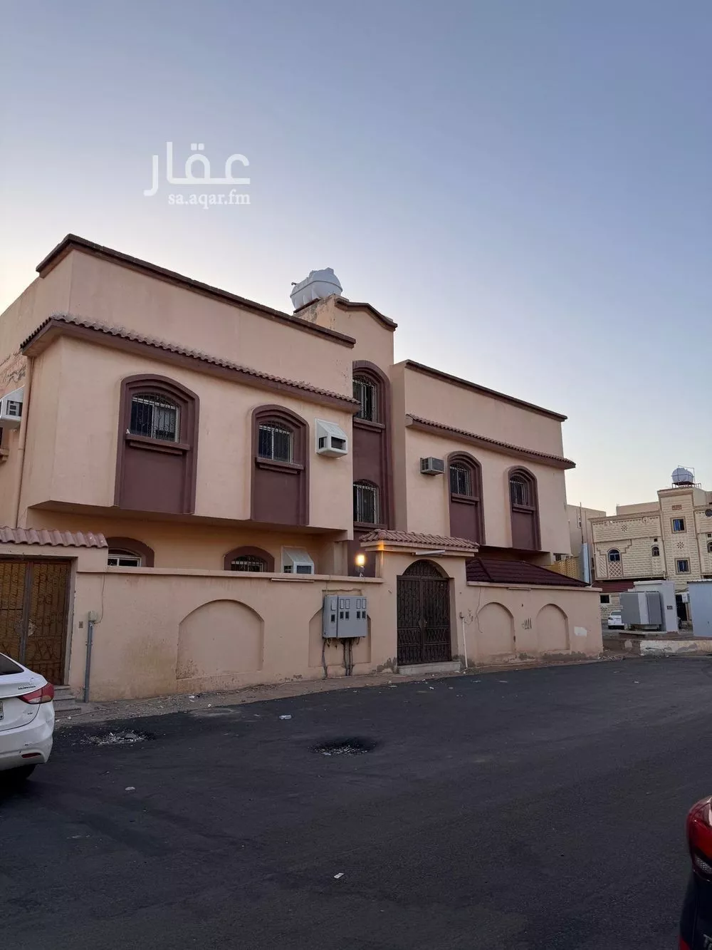 فيلا للبيع في شارع عبدالخالق ابن منصور, حي المطار, مدينة المدينه المنوره, منطقة المدينة المنورة 1 صورة