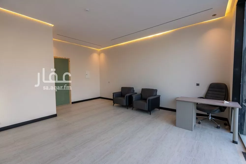 محل للبيع في شارع الجنادريه, حي ظهرة لبن, مدينة الرياض, منطقة الرياض 1 صورة