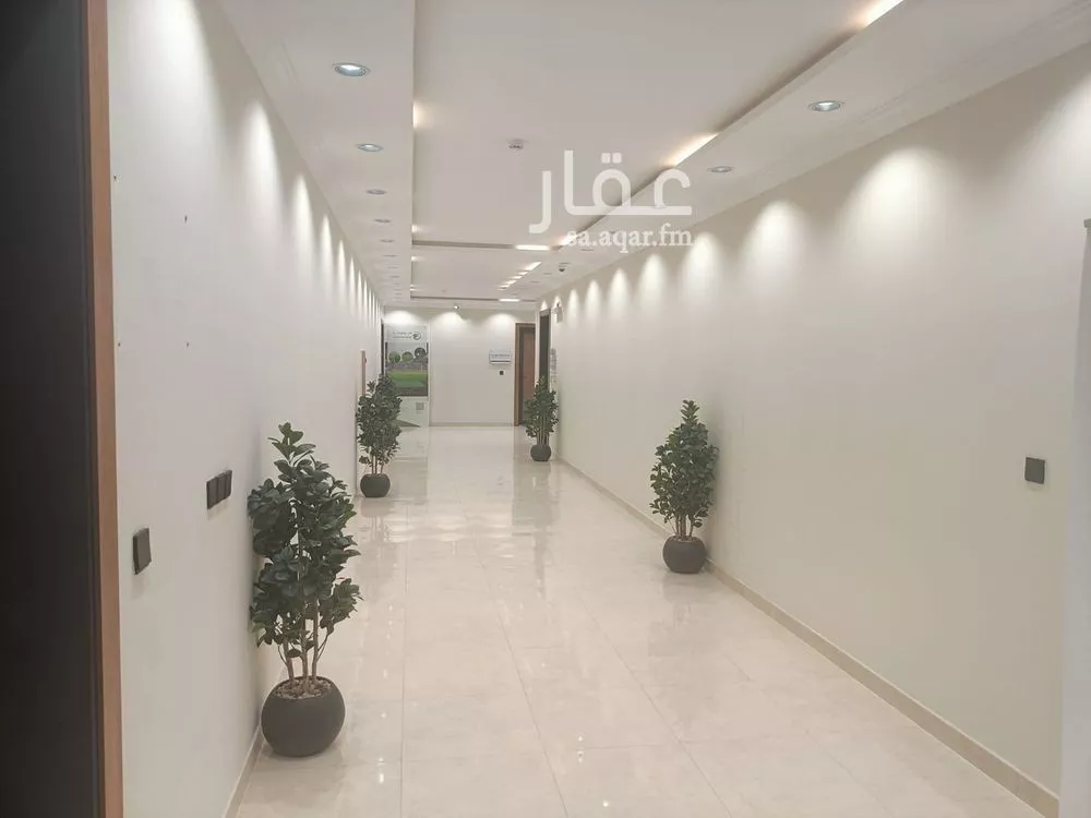 مكتب تجاري للإيجار في شارع ابي بكر الصديق الفرعي, حي الوادي, مدينة الرياض, منطقة الرياض 1 صورة
