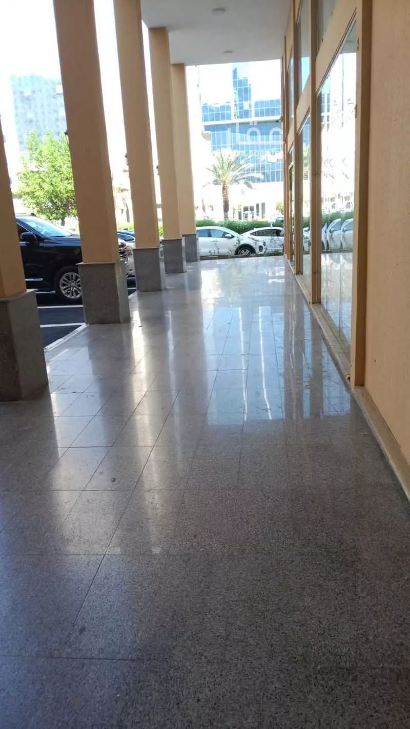 محل للإيجار في شارع طريق المسجد الحرام, حي العزيزية, مدينة مكه المكرمه, منطقة مكة المكرمة 1 صورة