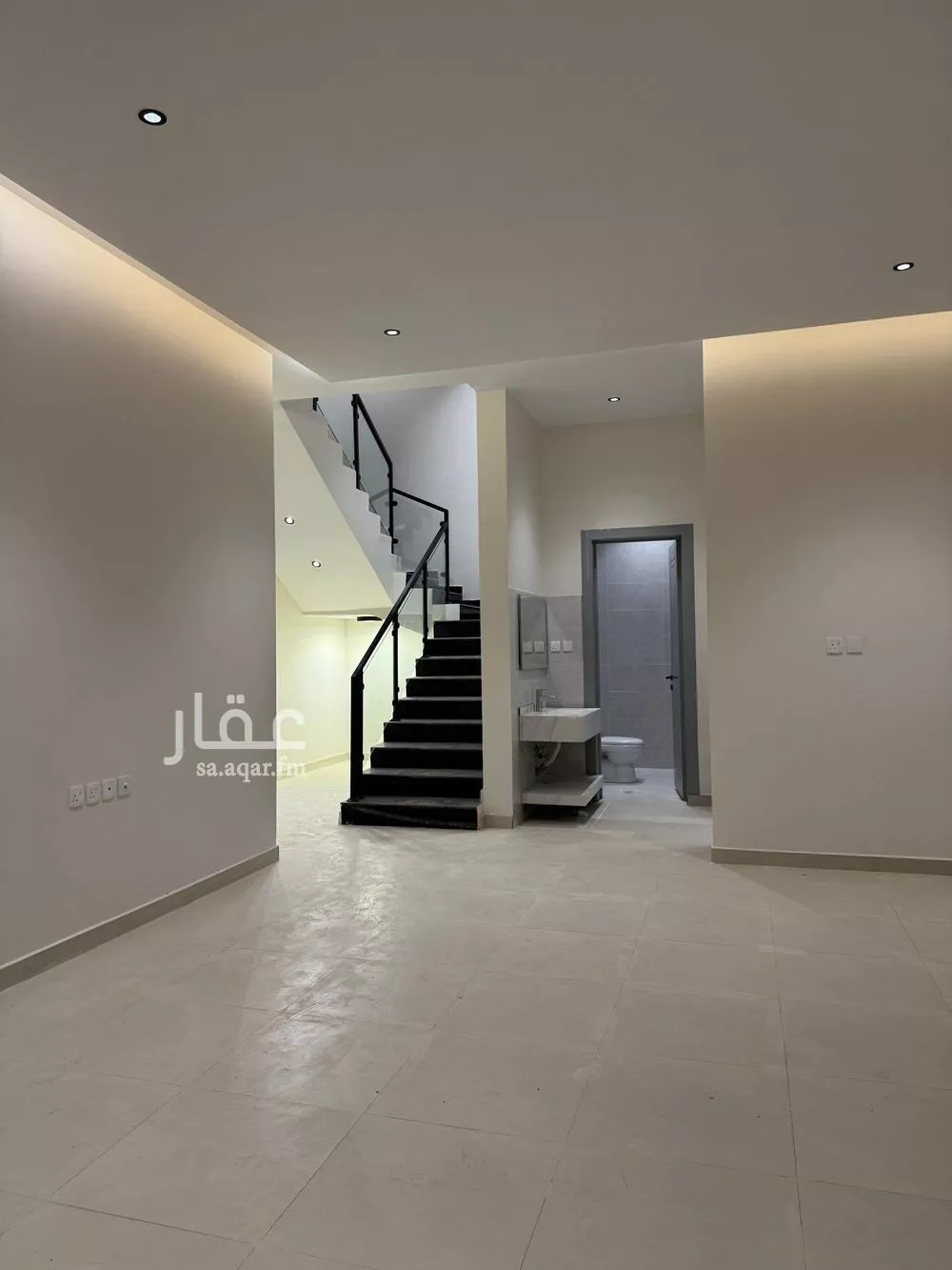 فيلا للبيع في شارع عكاظ, حي عكاظ, مدينة الرياض, منطقة الرياض 1 صورة