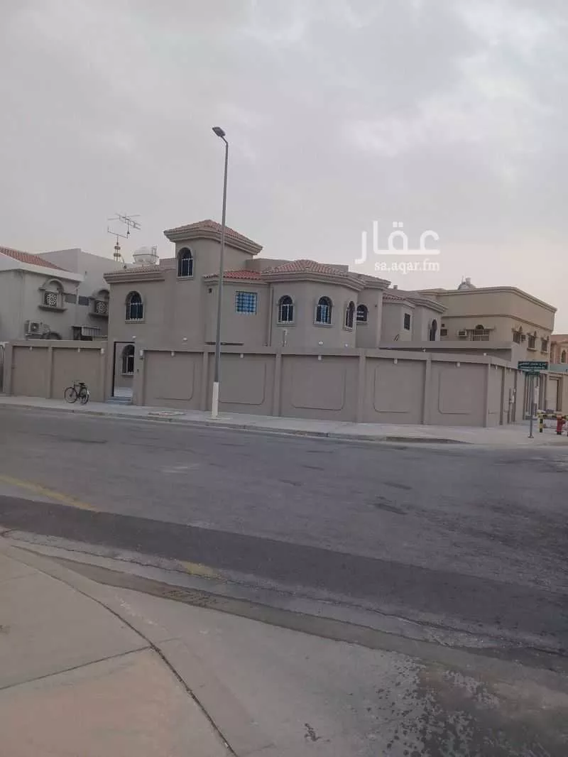 فيلا للبيع في شارع شارع طارق بن زياد, حي الأندلس, مدينة بقيق, المنطقة الشرقية 1 صورة