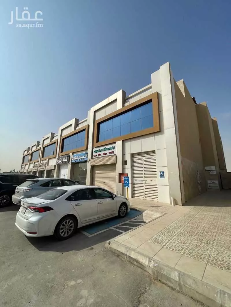 محل للإيجار في شارع الأمير خالد بن بندر بن عبدالعزيز, حي العارض, مدينة الرياض, منطقة الرياض 1 صورة