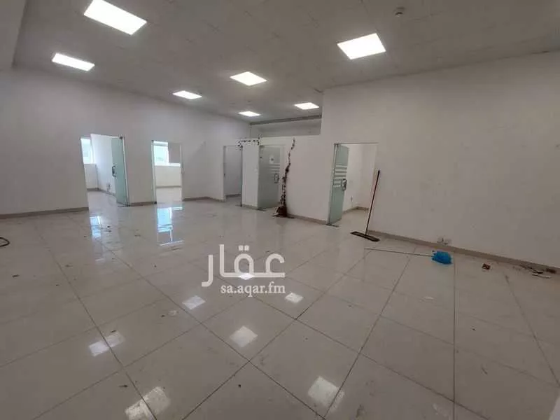 مكتب تجاري للإيجار في شارع الأمير خالد بن بندر بن عبدالعزيز, حي العارض, مدينة الرياض, منطقة الرياض 1 صورة