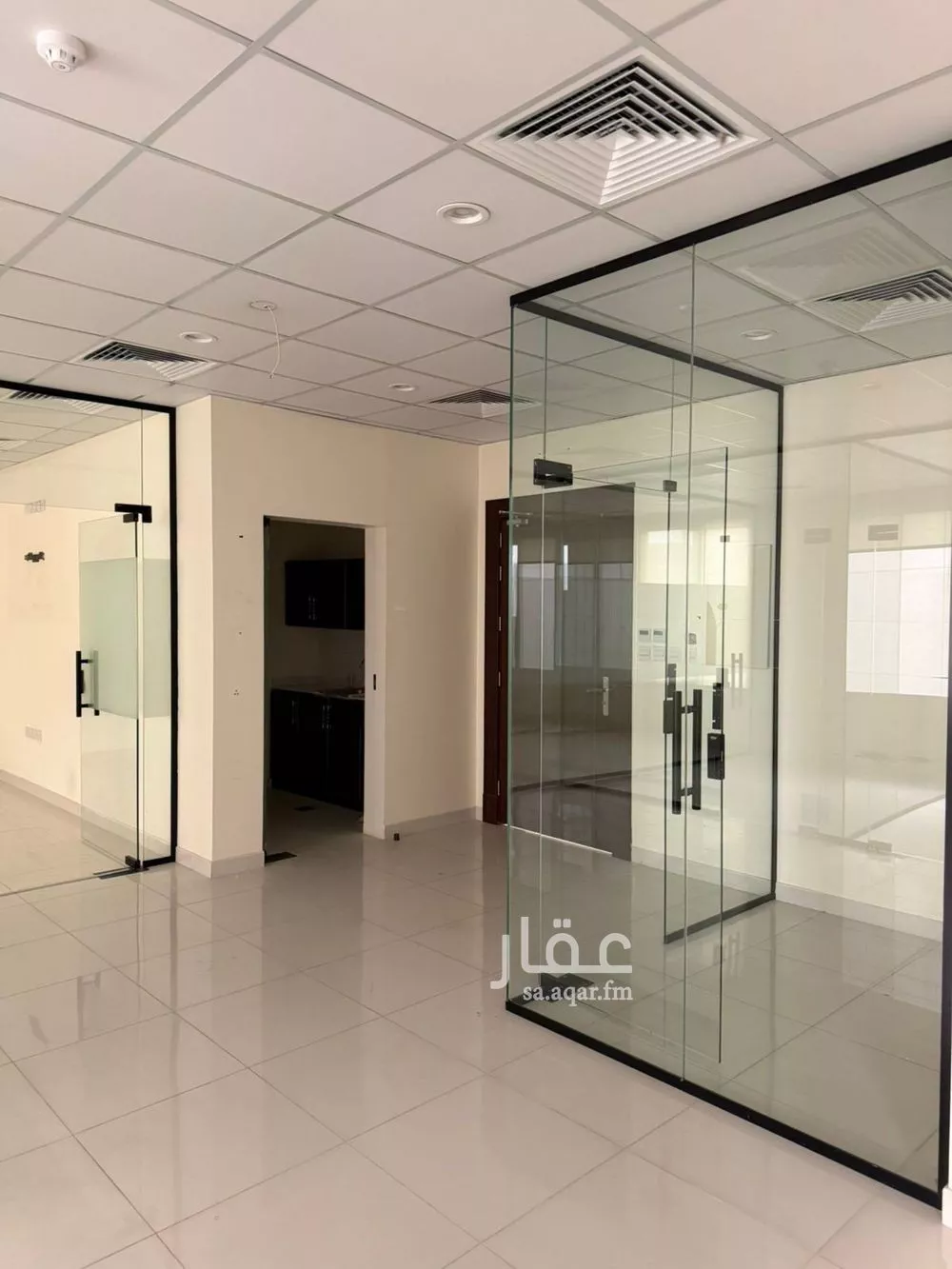 مكتب تجاري للإيجار في شارع الملك عبدالعزيز, حي الياسمين, مدينة الرياض, منطقة الرياض 1 صورة