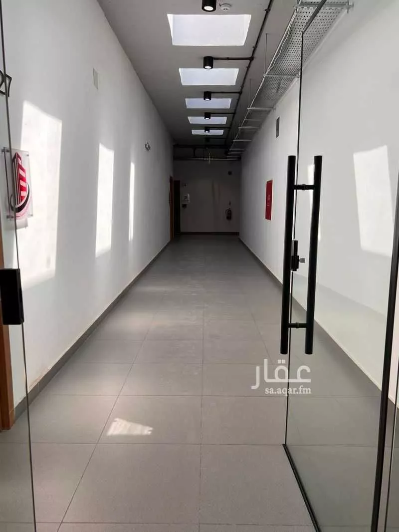 مكتب تجاري للإيجار في شارع العزيزية الفرعي, حي العزيزية, مدينة الرياض, منطقة الرياض 1 صورة