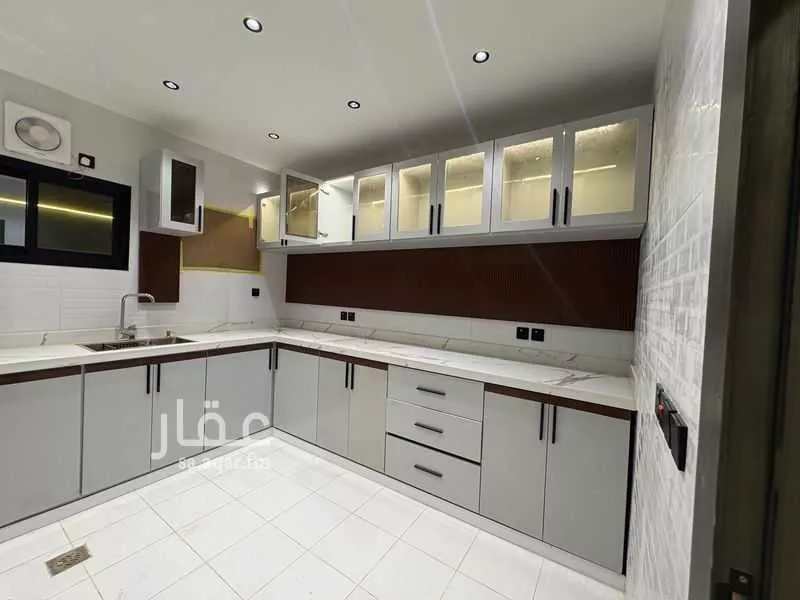 شقة للبيع في شارع 2550413, حي الورود, مدينة صامطه, منطقة جازان 1 صورة