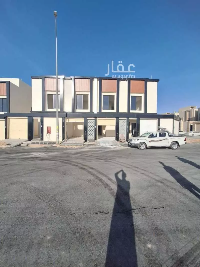 فيلا للبيع في شارع أحمد بن محمد القطيعي, حي عكاظ, مدينة الرياض, منطقة الرياض 1 صورة