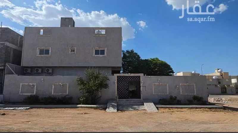 فيلا للبيع في شارع عبدالله بن مالك, حي المدينة الصناعية, مدينة المدينة المنورة, منطقة المدينة المنورة 1 صورة