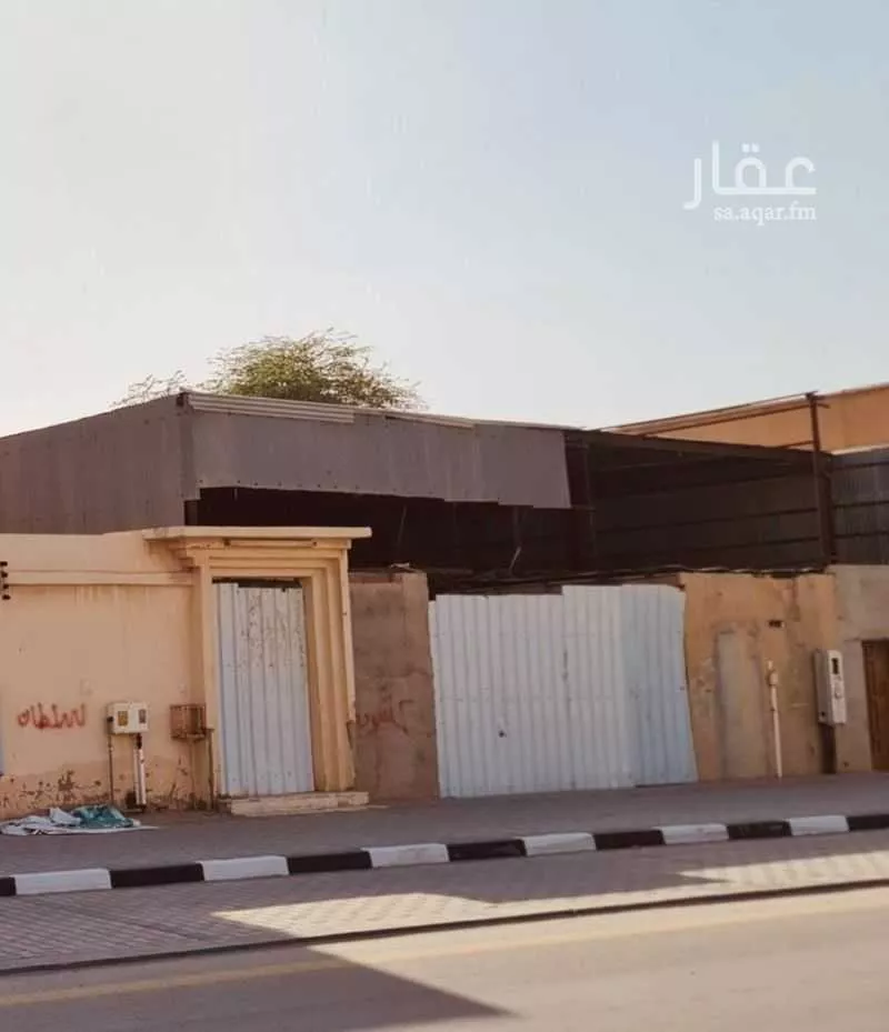 محل للبيع في شارع عبدالعزيز ال سعود, حي العزيزية, مدينة حفر الباطن, المنطقة الشرقية 1 صورة