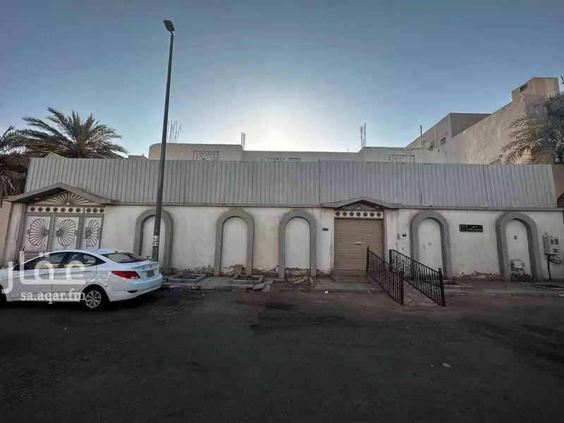 فيلا للبيع في شارع عبدالعزيز بن قدير, حي العيون, مدينة المدينه المنوره, منطقة المدينة المنورة 1 صورة