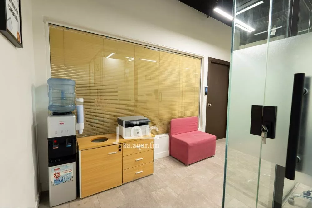 مكتب تجاري للإيجار في شارع أغادير, حي الملك عبدالعزيز, مدينة الرياض, منطقة الرياض 1 صورة