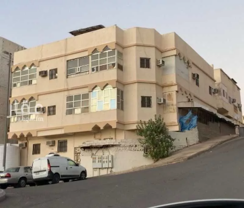 عمارة للبيع في شارع عثمان بن الحويرث, حي العنابس, مدينة المدينه المنوره, منطقة المدينة المنورة 1 صورة