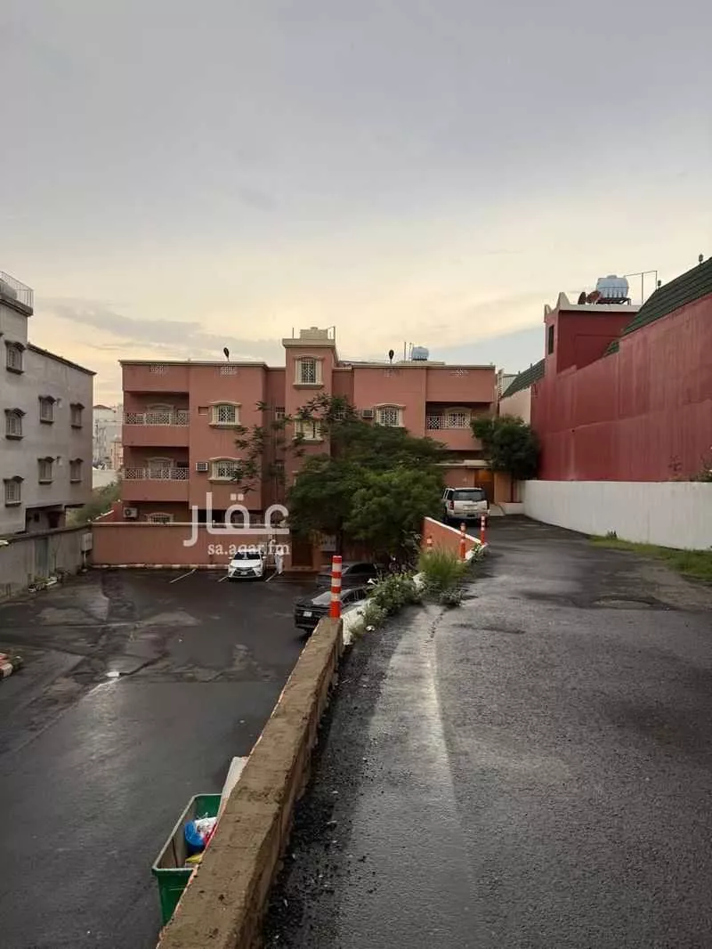 عمارة للبيع في شارع عين الحواس, حي البديع, مدينة ابها, منطقة عسير 1 صورة