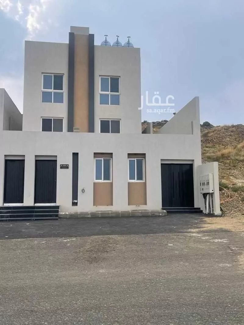 عمارة للبيع في شارع المنيصف, حي التعاون, مدينة ابها, منطقة عسير 1 صورة
