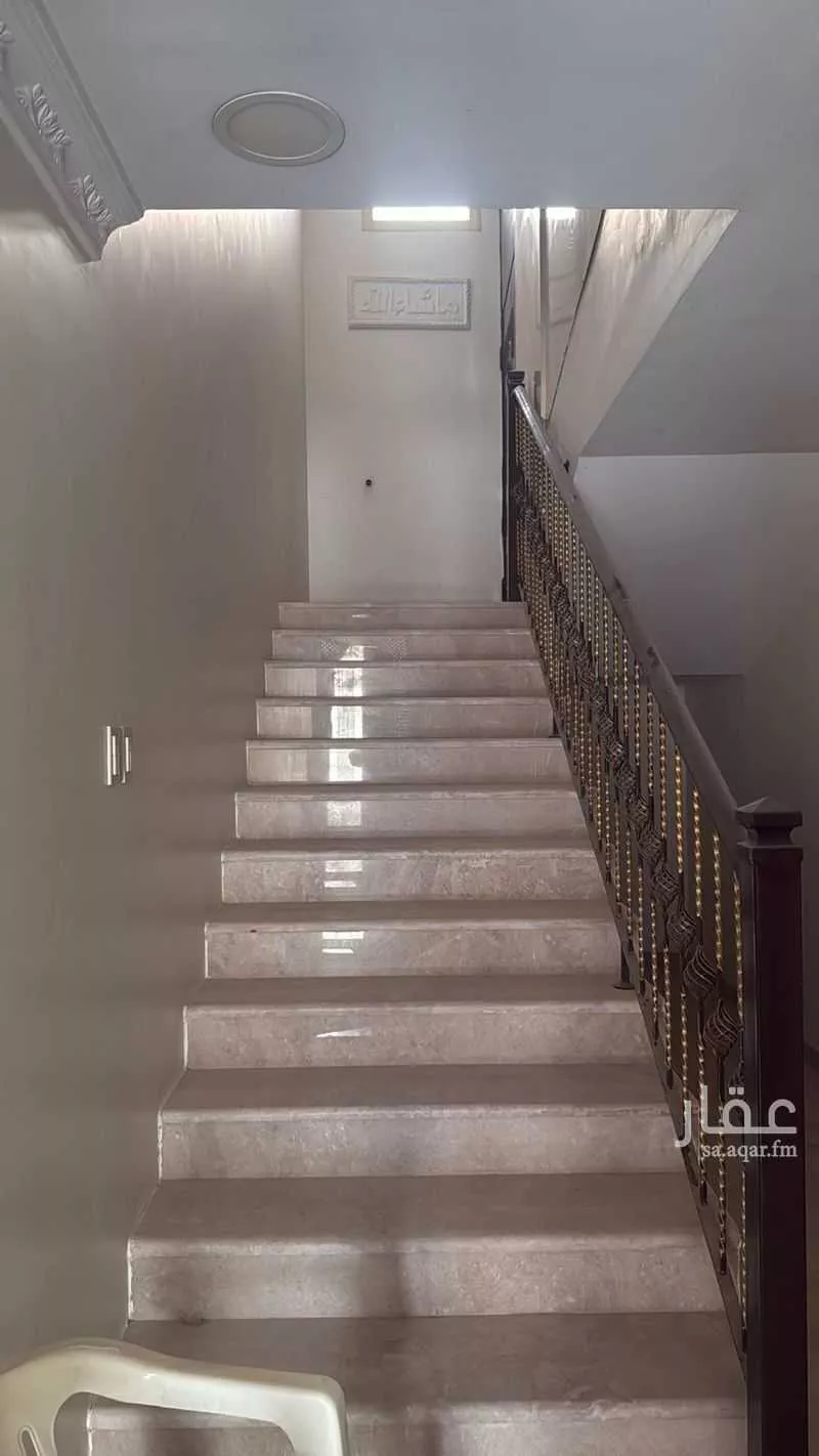فيلا للبيع في شارع عمر بن الخطاب, حي المطار, مدينة بقيق, المنطقة الشرقية 1 صورة