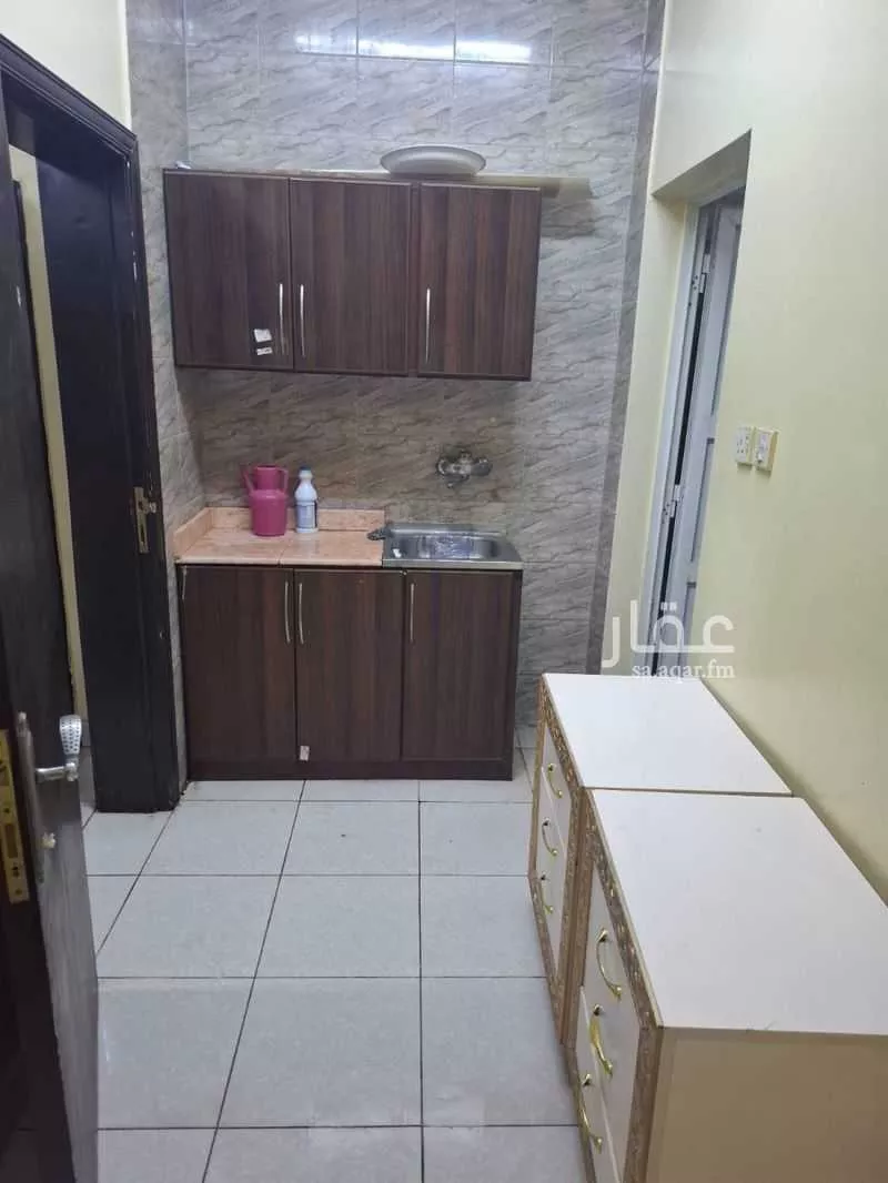 عمارة للإيجار في شارع السلطان قابوس بن سعيد, حي المعيزيلة, مدينة الرياض, منطقة الرياض 1 صورة