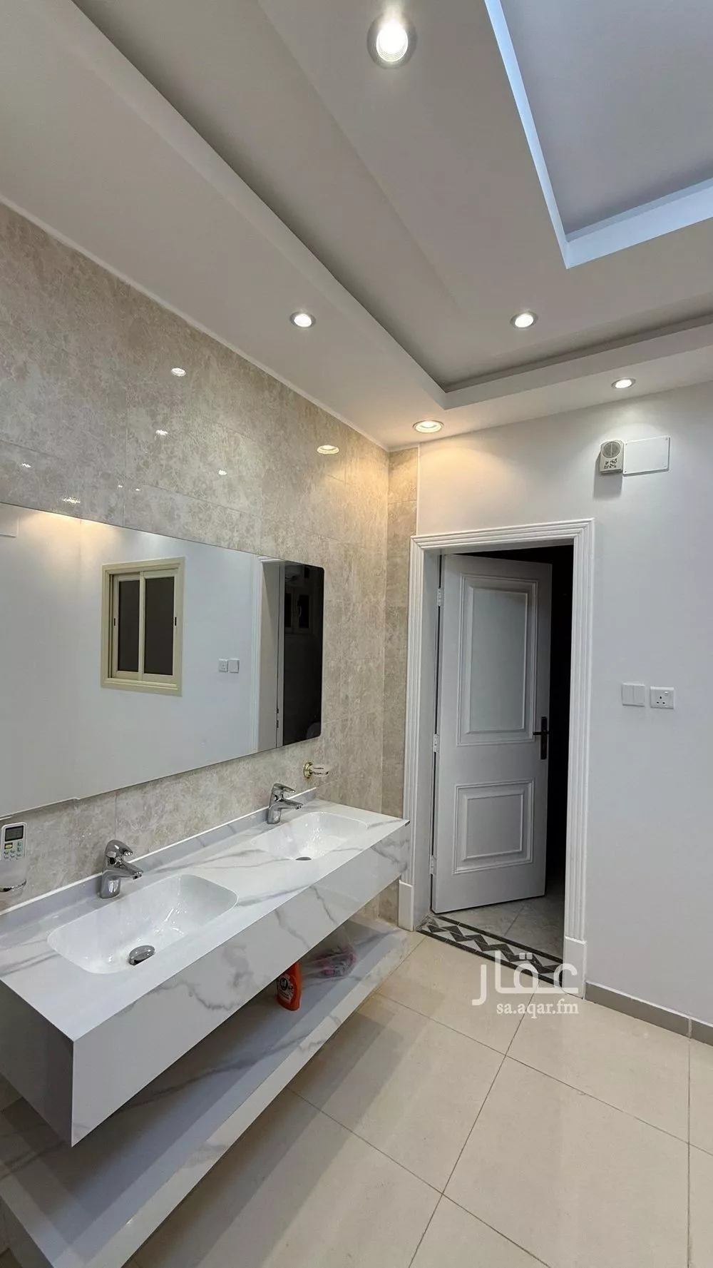 شقة للبيع في شارع عبيدة السلماني, حي المروج, مدينة ابها, منطقة عسير 1 صورة