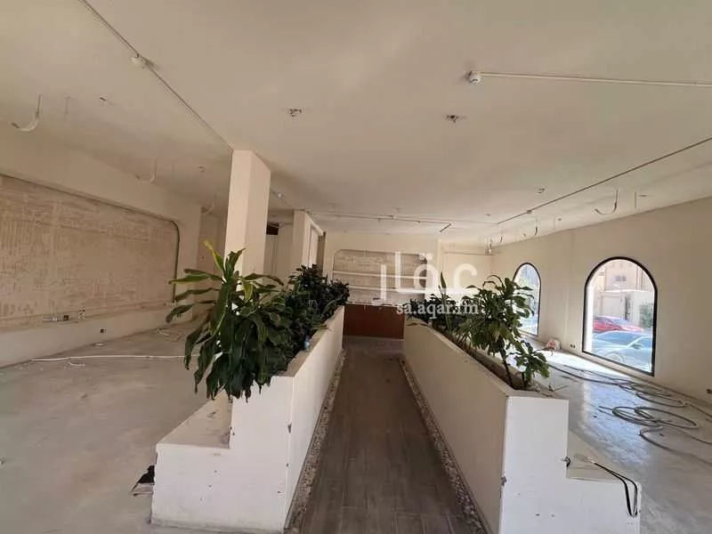 محل للإيجار في شارع عبدالله ابن سعود ابن عبدالعزيز الفرعي, حي غرناطة, مدينة الرياض, منطقة الرياض 1 صورة