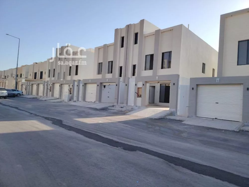 دور للبيع في شارع دقاف, حي عكاظ, مدينة الرياض, منطقة الرياض 1 صورة