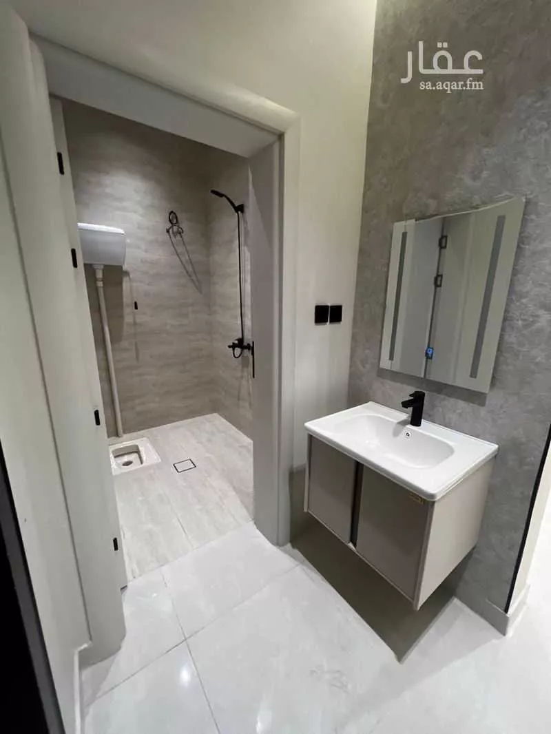 عمارة للبيع في شارع عدي ابن الربيع, حي العزيزية, مدينة المدينه المنوره, منطقة المدينة المنورة 1 صورة